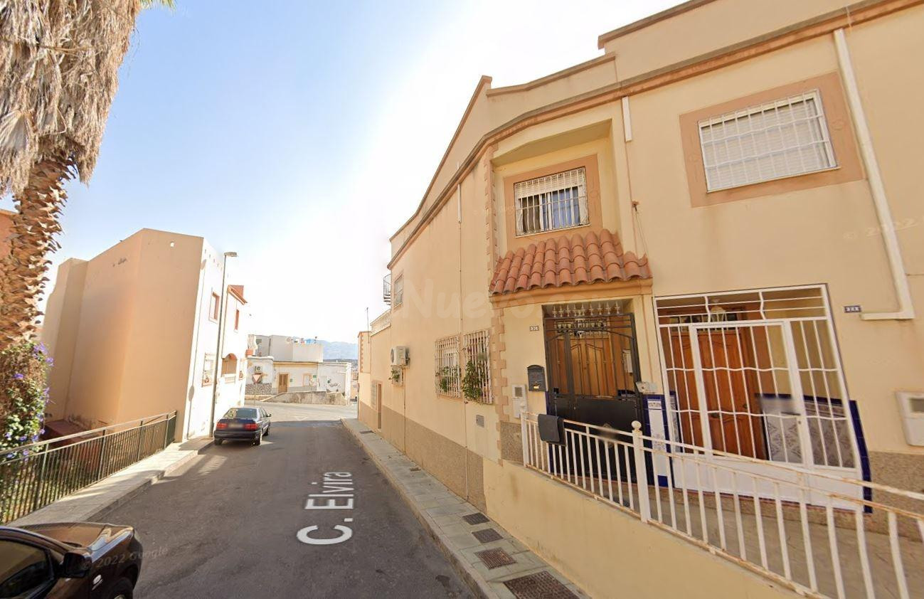 Se vende casa adosada OKUPADA en Huércal de Almería (Almería