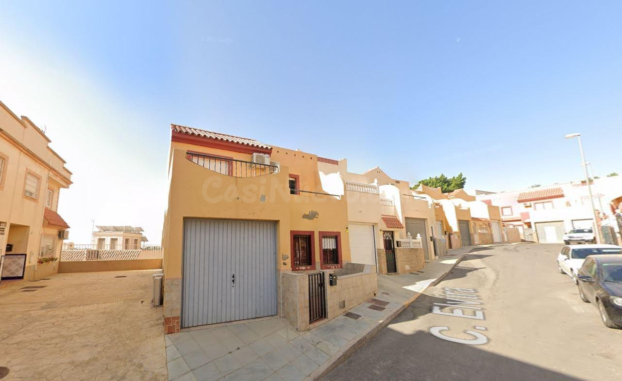 Se vende casa adosada OKUPADA en Huércal de Almería (Almería - foto 3