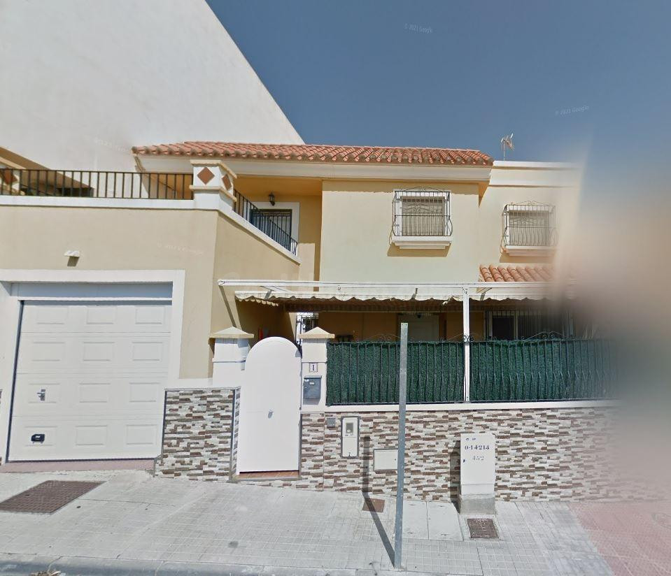 Se vende casa adosada OKUPA en Huércal de Almería (Almería).