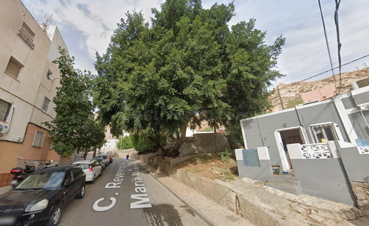 Se vende piso OKUPA en Almería (Almería).