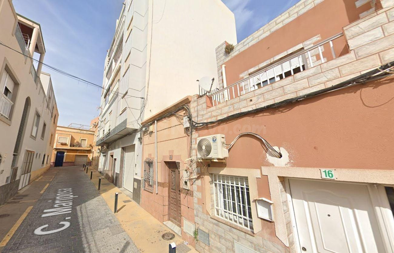 Se vende Casa OKUPADA en Calle Mariposa 14 Almería, (Almería