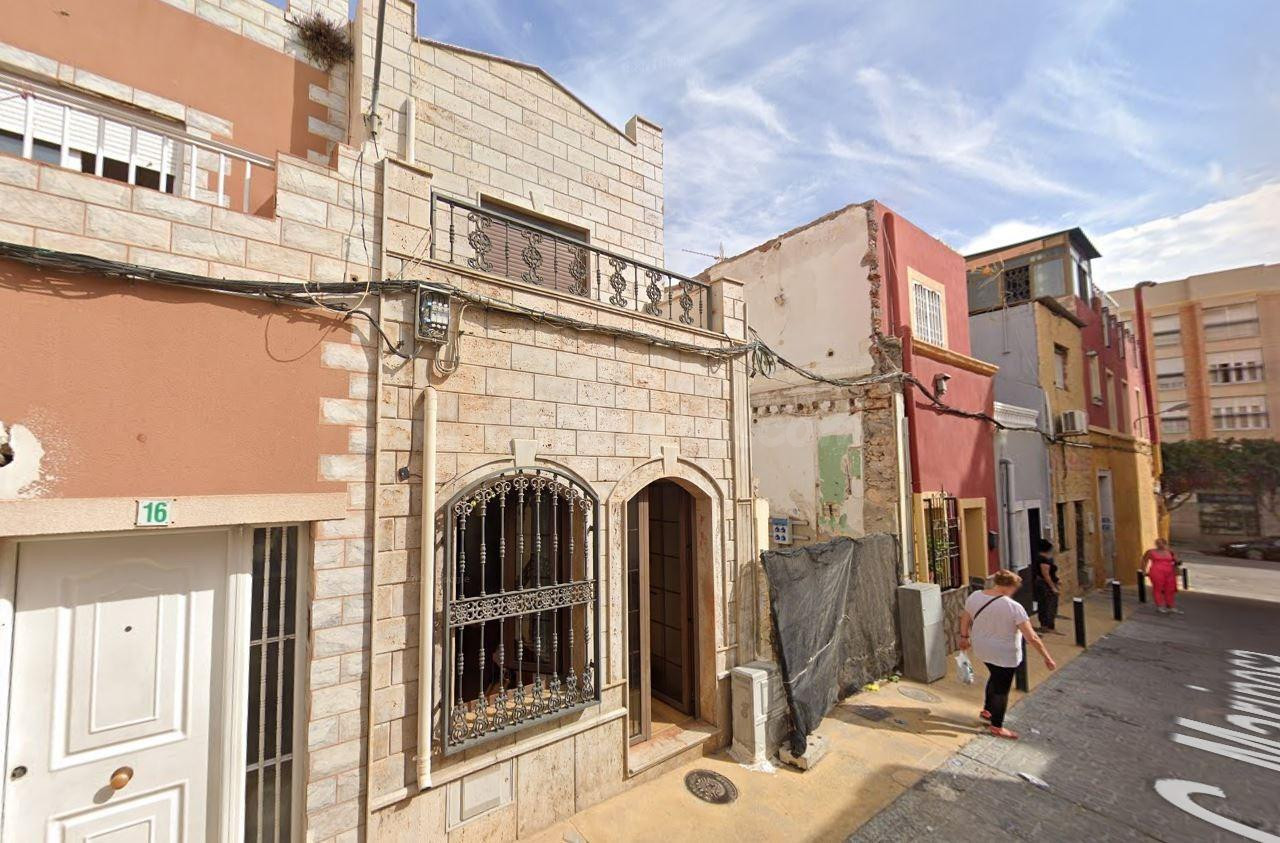 Se vende Casa OKUPADA en Calle Mariposa 14 Almería, (Almería - foto 3