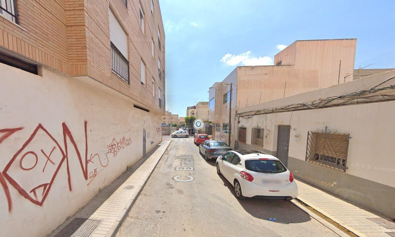 Se vende piso OKUPA en Ejido (Almería).