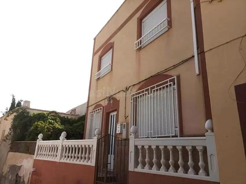 Se vende casa OKUPADA en Calle Aire 3 de Tabernas (Almería).