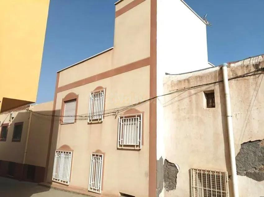 Se vende casa OKUPADA en Calle Aire 3 de Tabernas (Almería). - foto 2