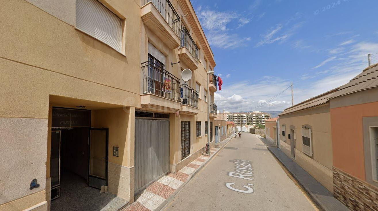 Se vende piso OKUPA en Roquetas de Mar (Almería).
