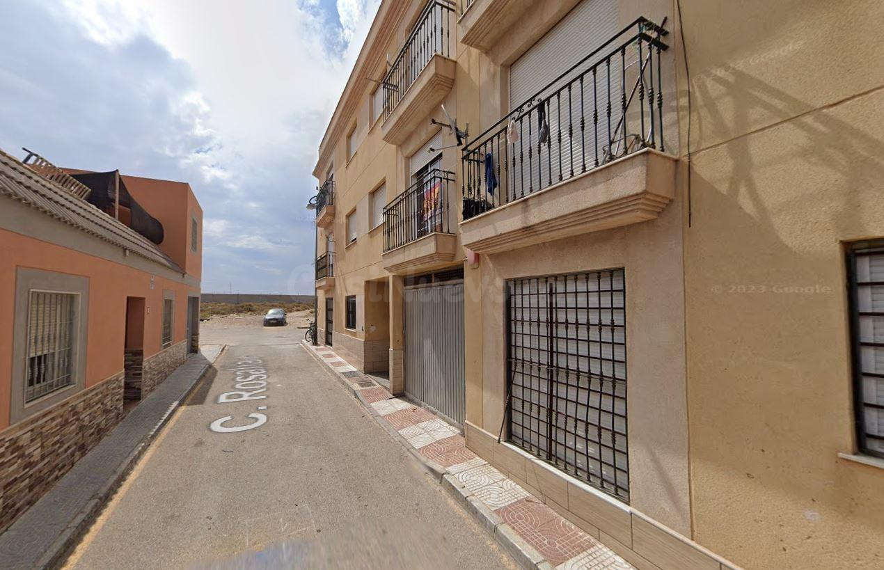 Se vende piso OKUPA en Roquetas de Mar (Almería). - foto 2