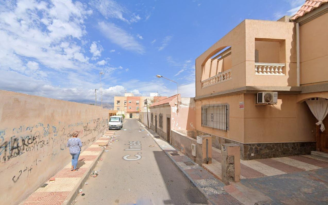 Se vende piso OKUPA en Roquetas de Mar (Almería).