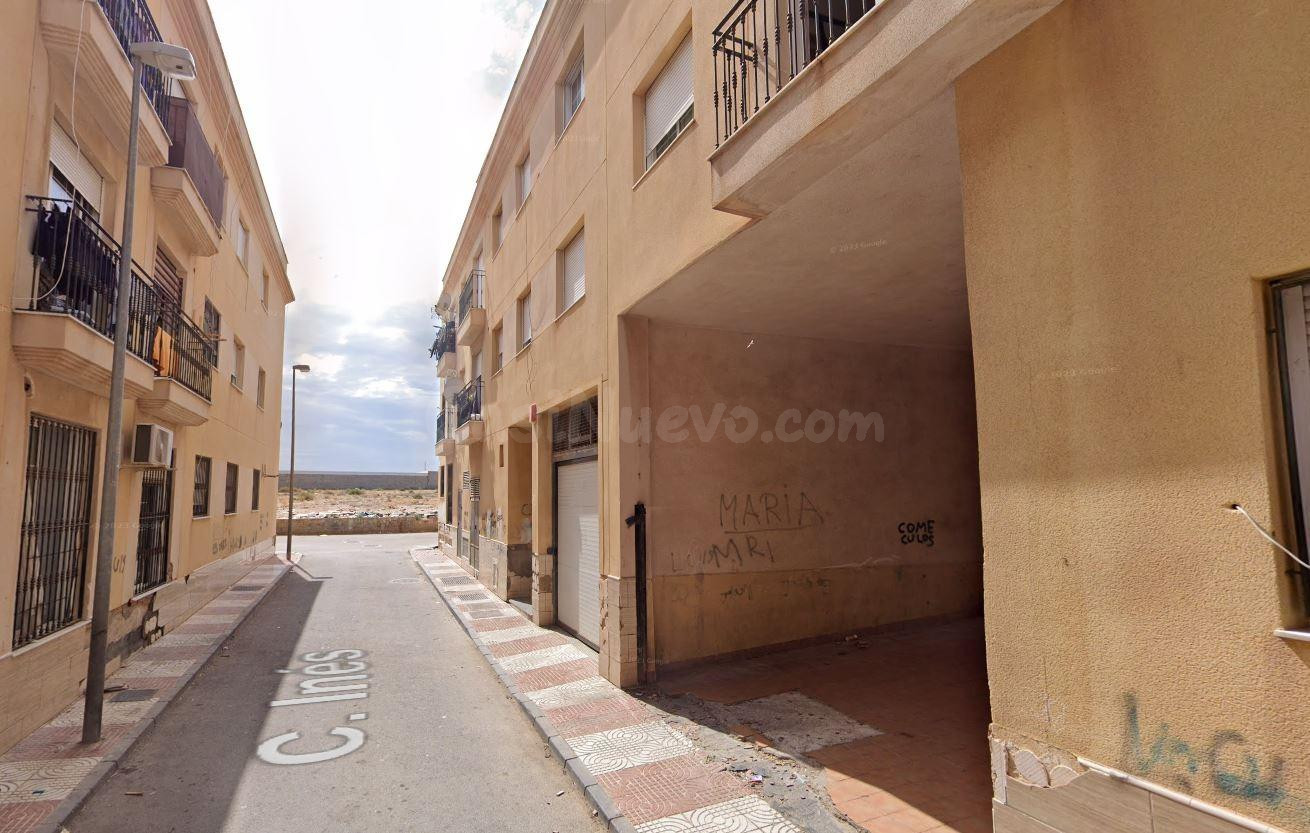 Se vende piso OKUPA en Roquetas de Mar (Almería). - foto 2