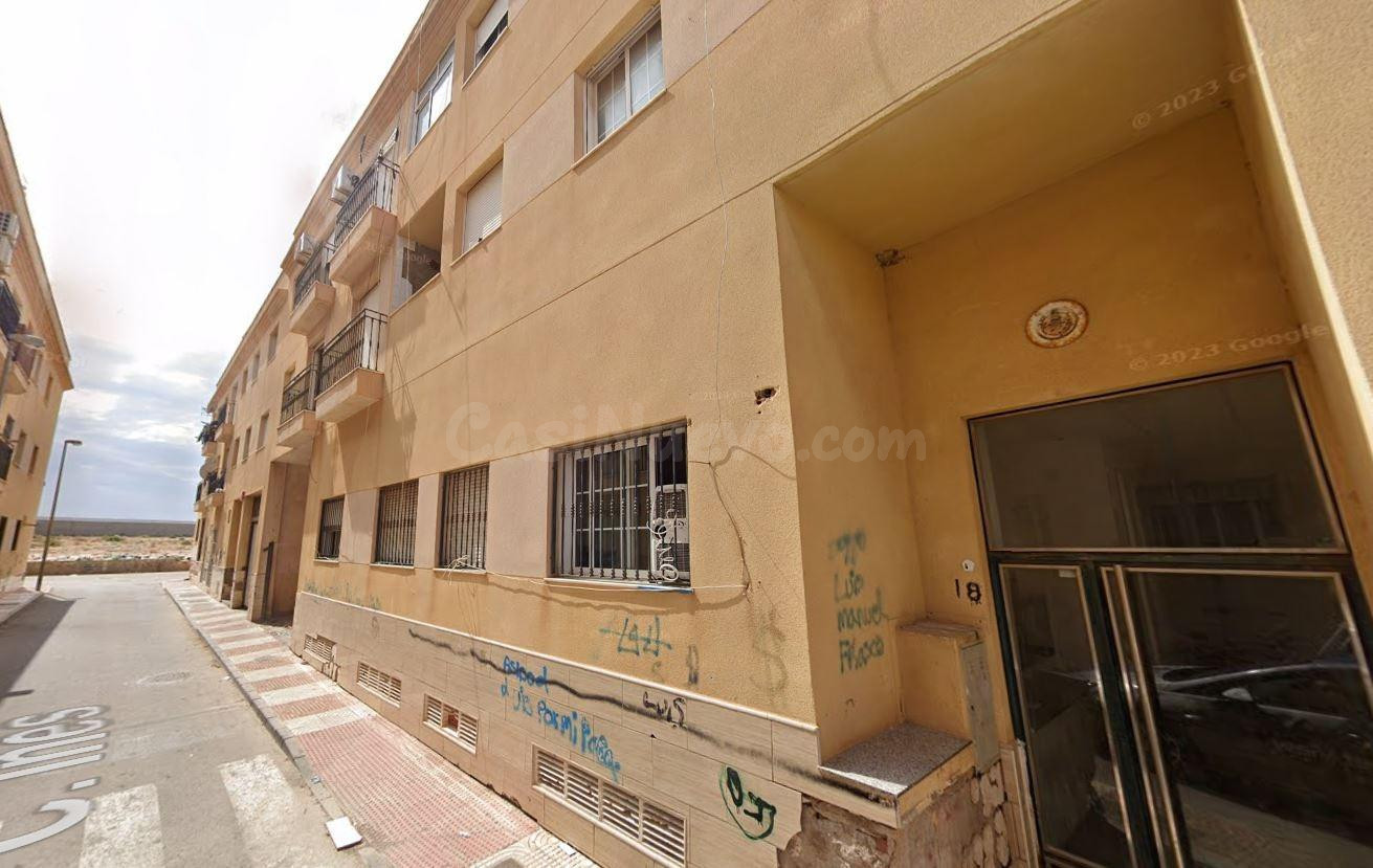 Se vende piso OKUPA en Roquetas de Mar (Almería). - foto 3