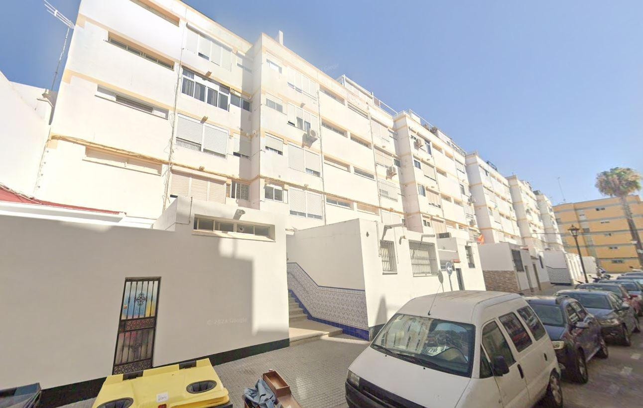 Se vende piso OKUPA en San Fernando (Cádiz)- - foto 3