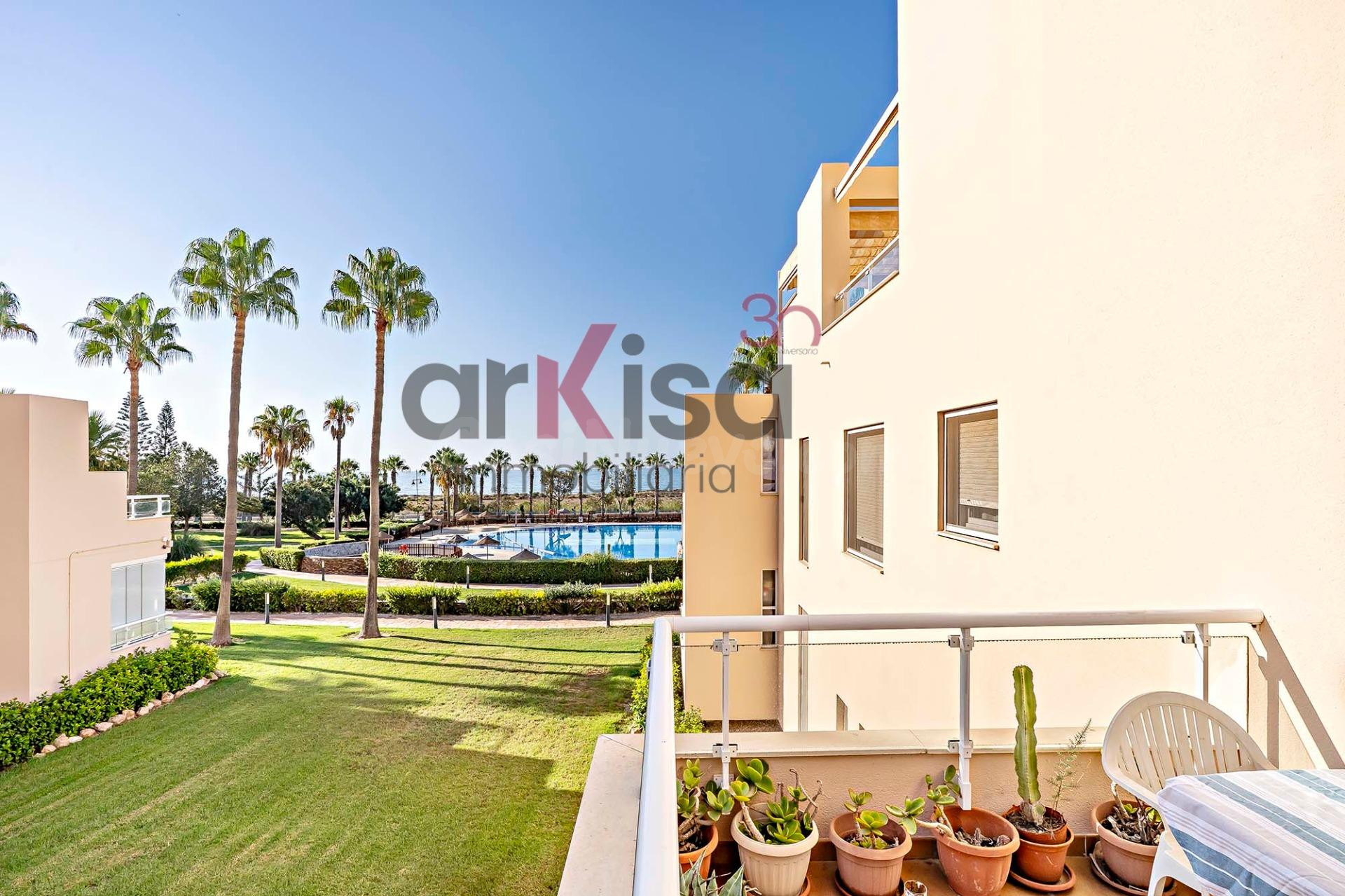 VENTA DE APARTAMENTO EN PRIMERA LINEA DE PLAYA (ALMERIMAR) - foto 2