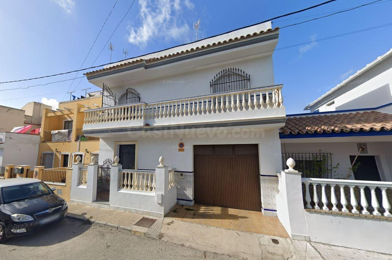Se vende casa adosada OKUPADA en Diego De Almagro Chipiona (