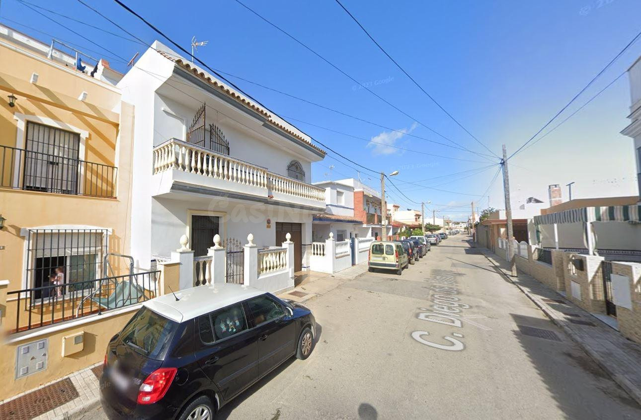 Se vende casa adosada OKUPADA en Diego De Almagro Chipiona ( - foto 2