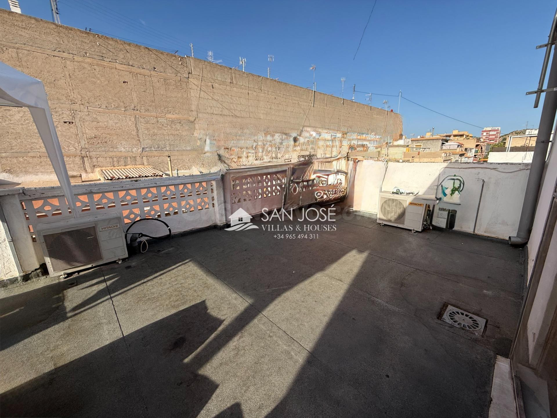 SE VENDE EN ASPE CASA ESQUINA CON AMPLIA TERRAZA - foto 2