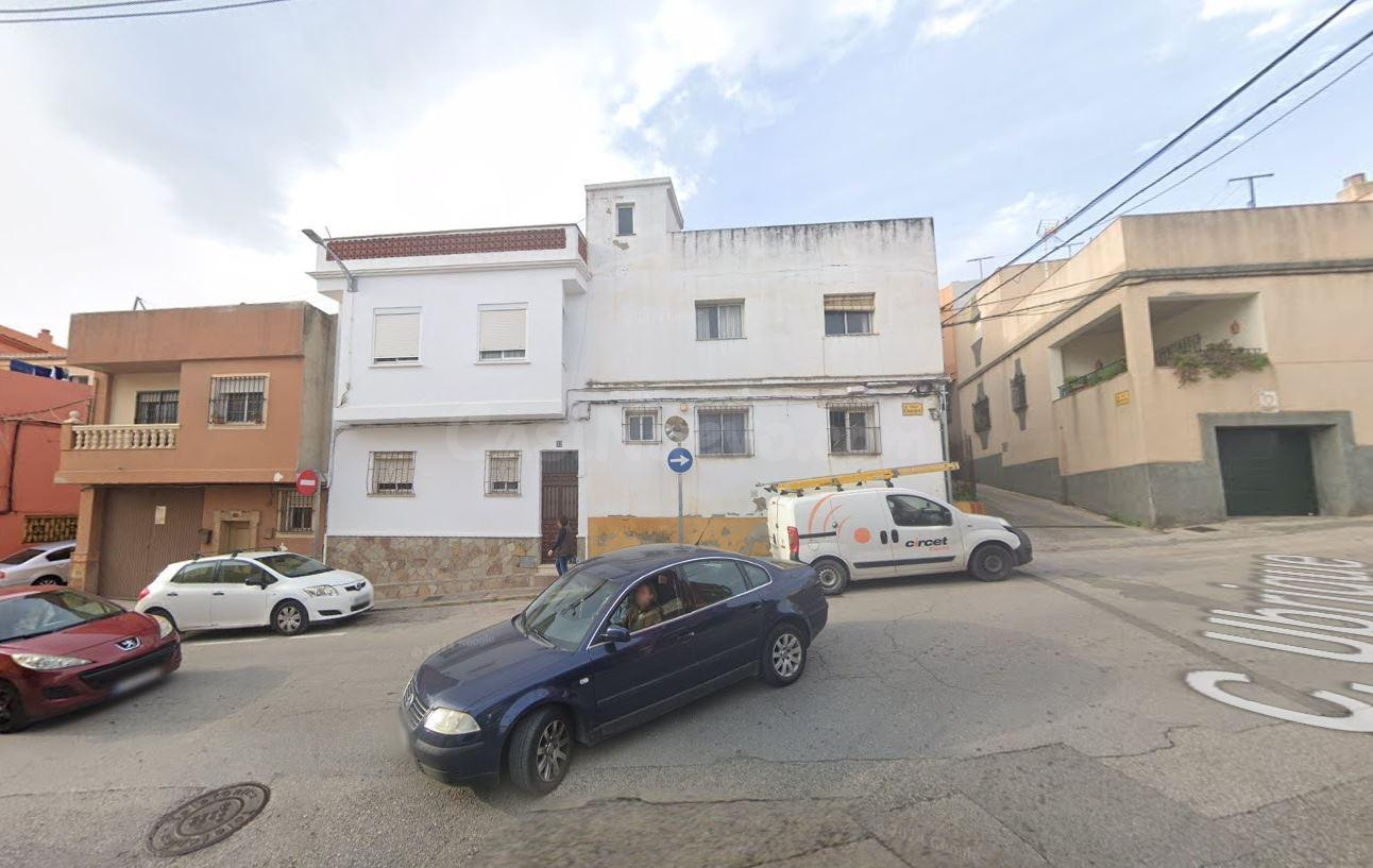 Se vende casa adosada OKUPA en Algeciras (Cádiz).