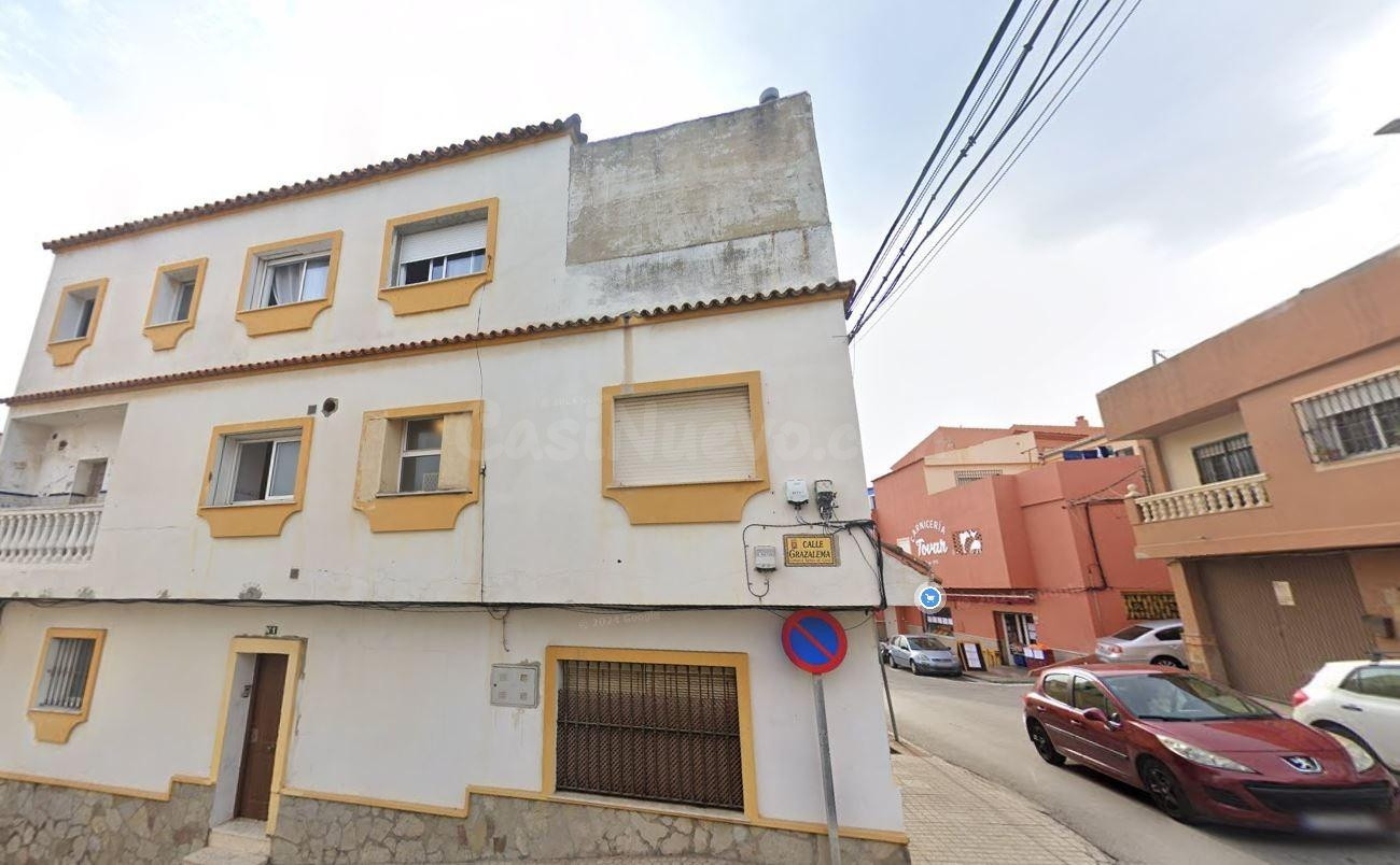 Se vende casa adosada OKUPA en Algeciras (Cádiz). - foto 2
