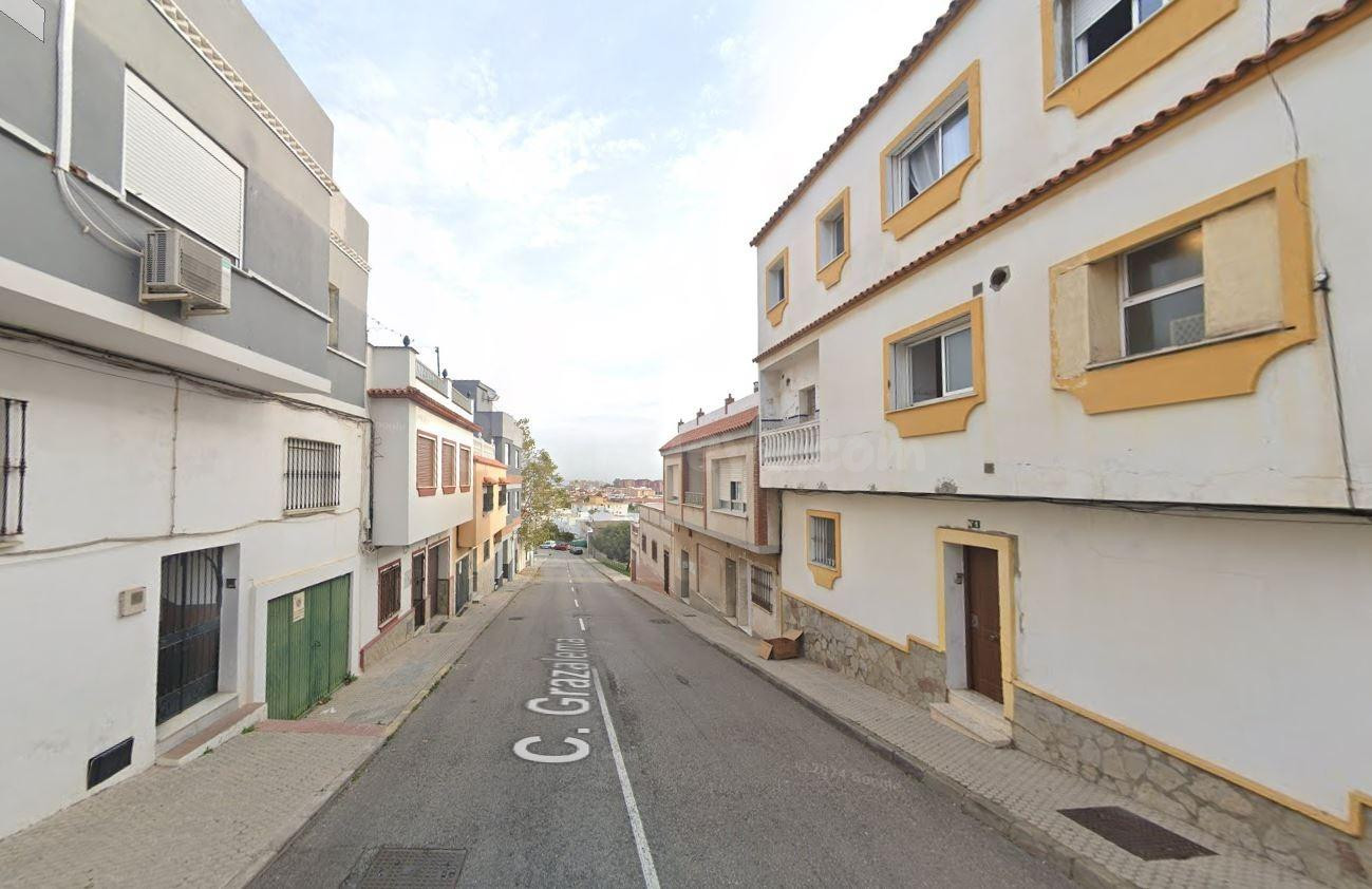 Se vende casa adosada OKUPA en Algeciras (Cádiz). - foto 3