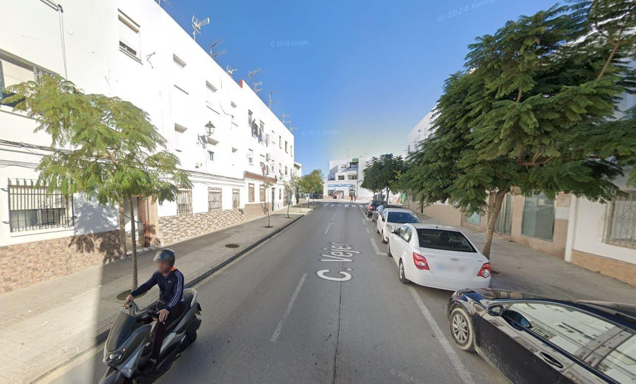 Se vende piso OKUPA en Barbate (Cádiz).