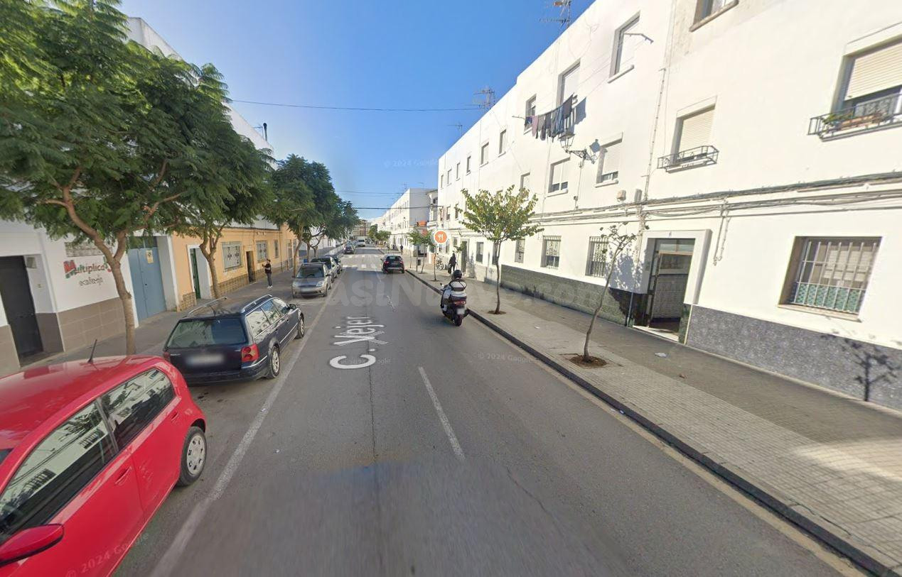 Se vende piso OKUPA en Barbate (Cádiz). - foto 2