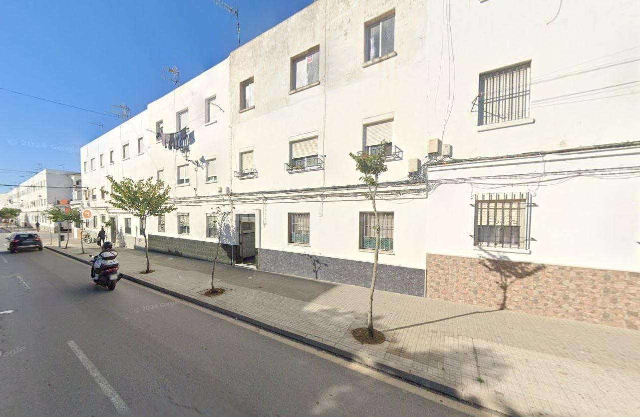 Se vende piso OKUPA en Barbate (Cádiz). - foto 3