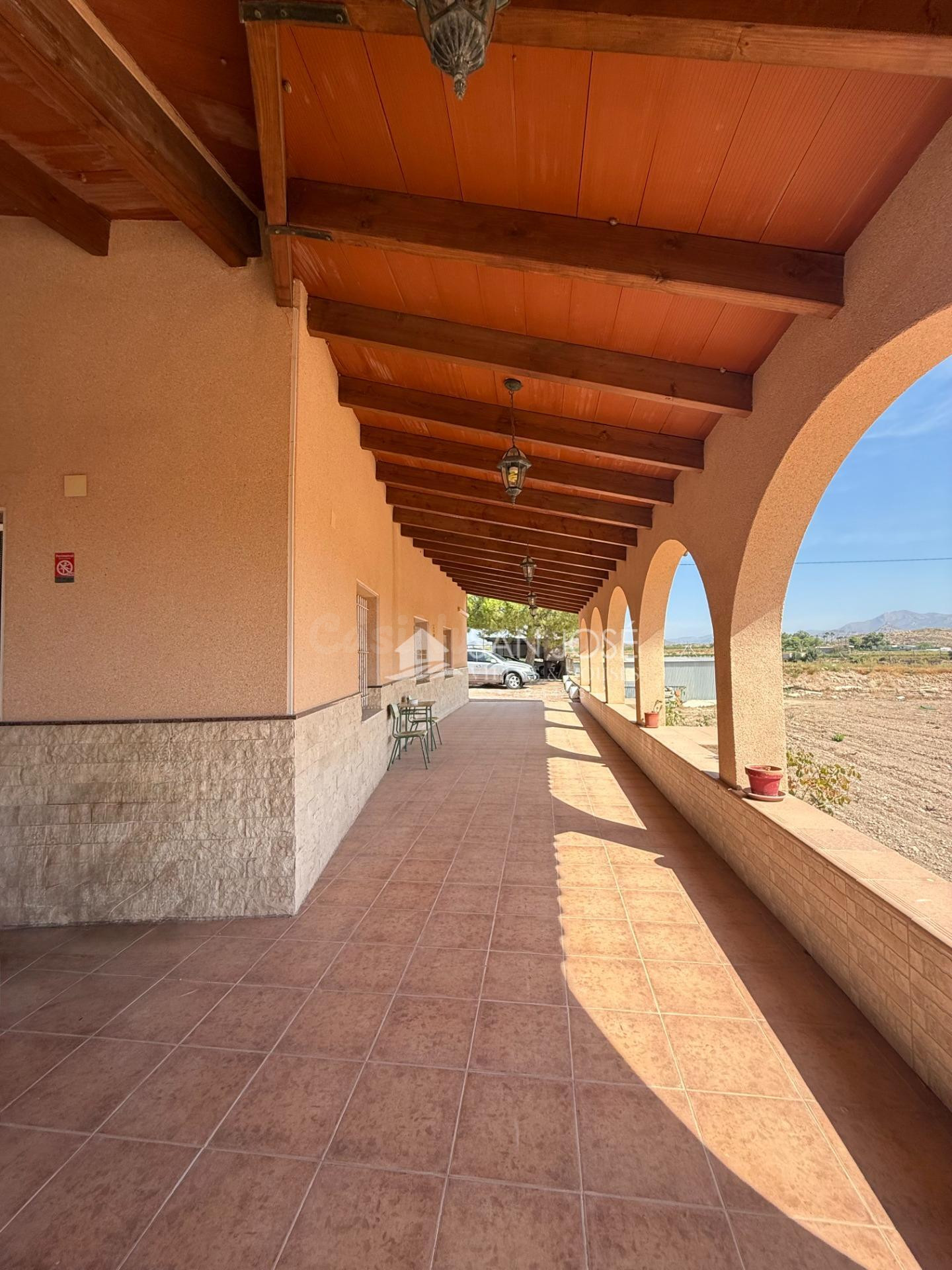SE VENDE CHALET EN NOVELDA