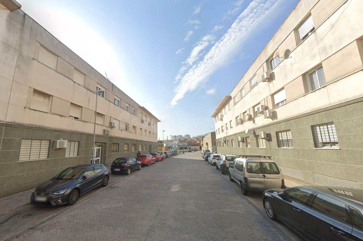 Se vende piso OKUPA en Algeciras (Cádiz). - foto 2