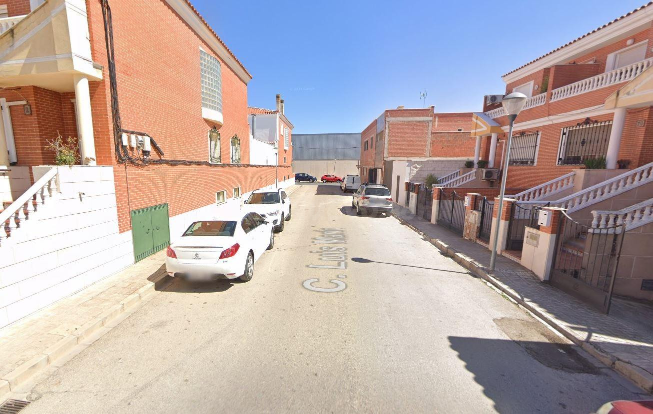 Se vende casa adosada OKUPA en Tomelloso (Ciudad Real).