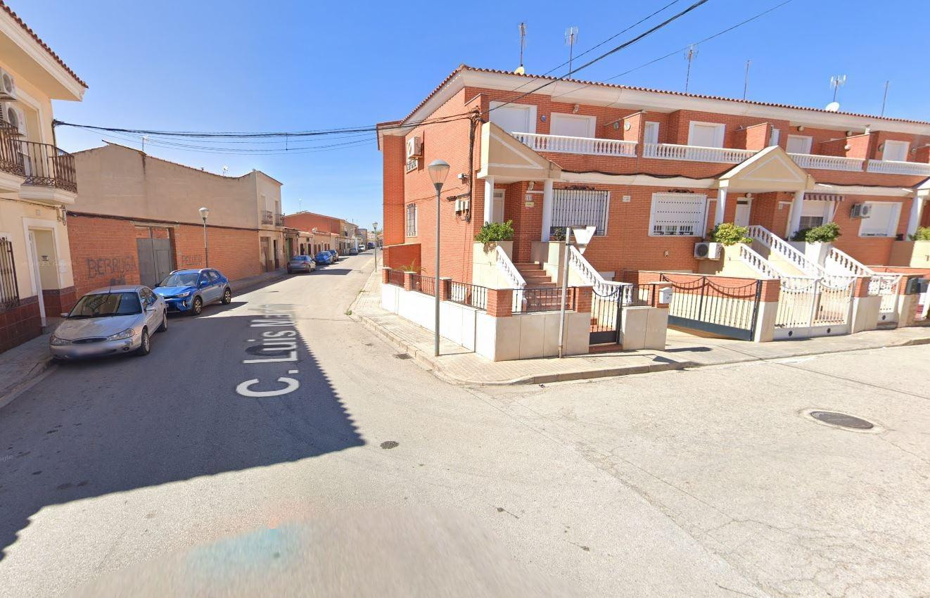 Se vende casa adosada OKUPA en Tomelloso (Ciudad Real). - foto 2