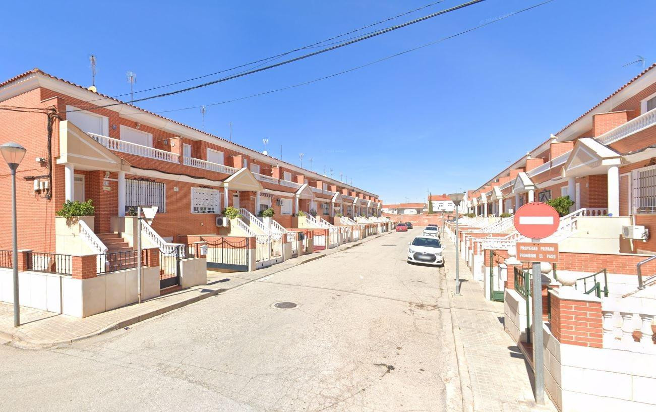 Se vende casa adosada OKUPA en Tomelloso (Ciudad Real). - foto 3