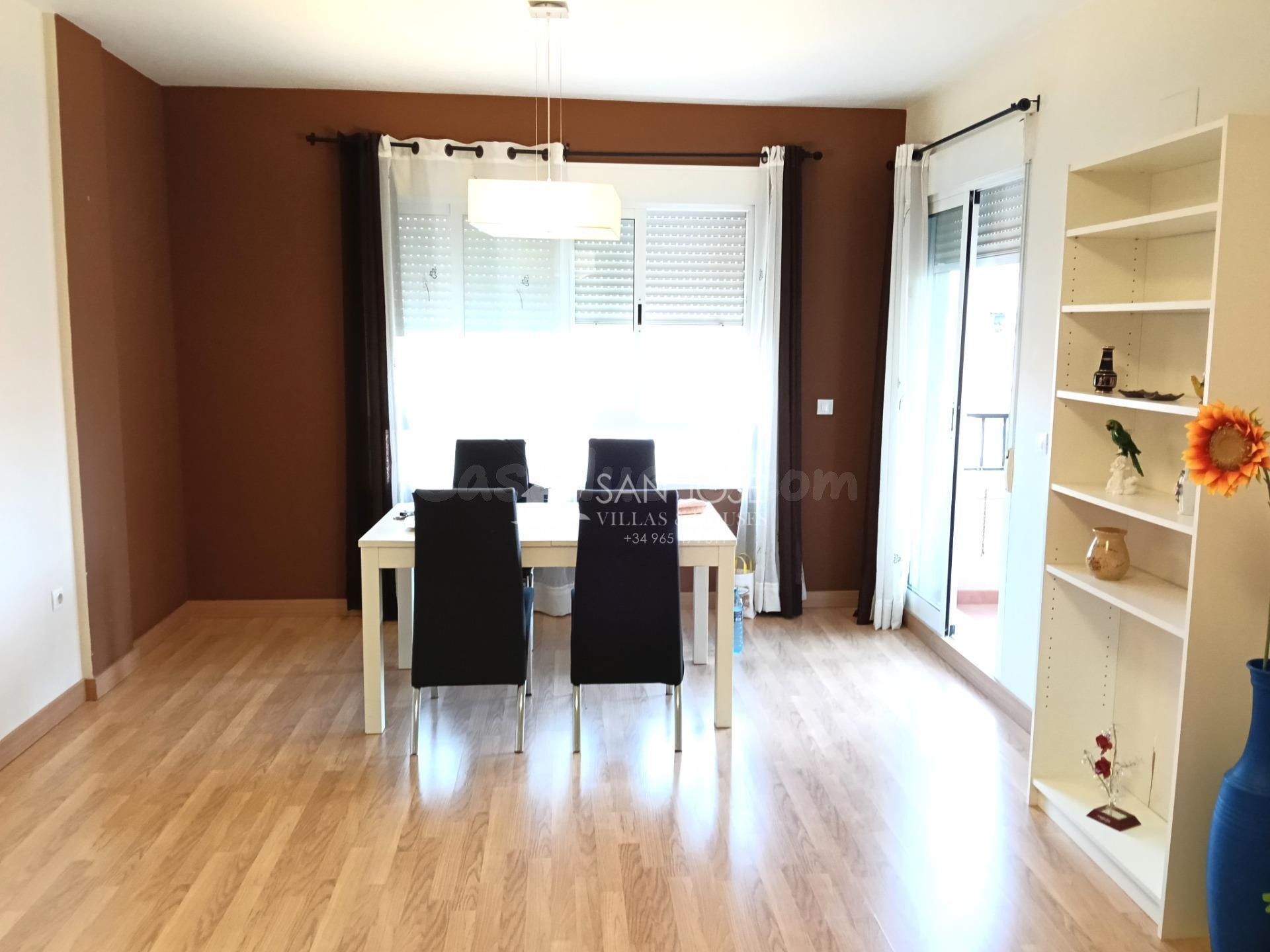 SE VENDE PISO EN BUEN ESTADO CON GRAN BALCÓN EN ASPE