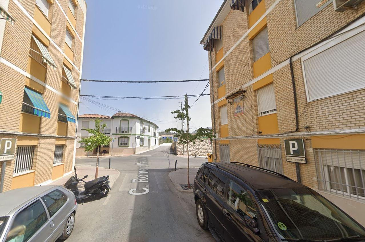 Se vende piso OKUPA en Calle Romero Merchán 9 de Cabra (Córd - foto 2