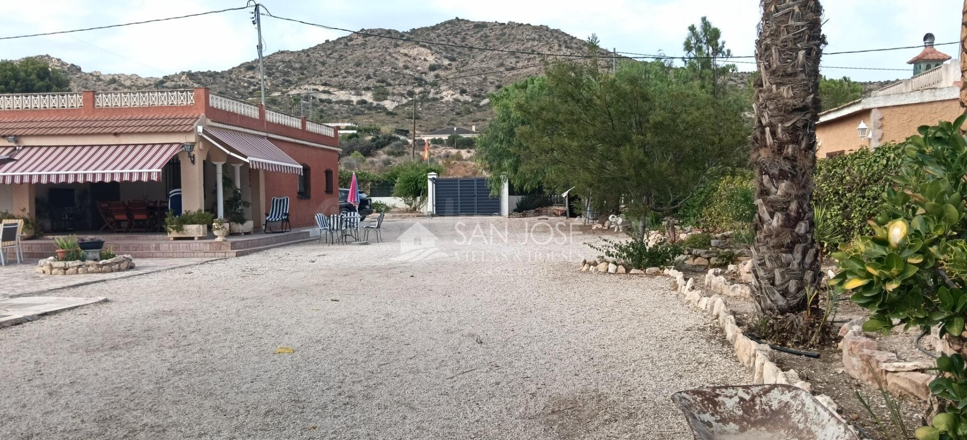 SE VENDE CHALET EN BUEN ESTADO EN ASPE ZONA ALCANA - foto 3