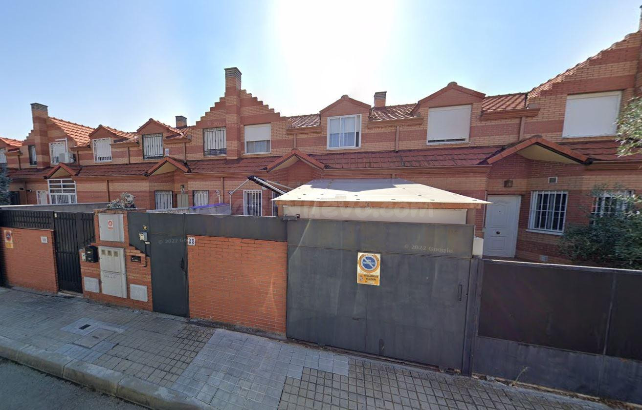 Se vende chalet OKUPA en Calle Rubén Darío 40 de Alovera (Gu
