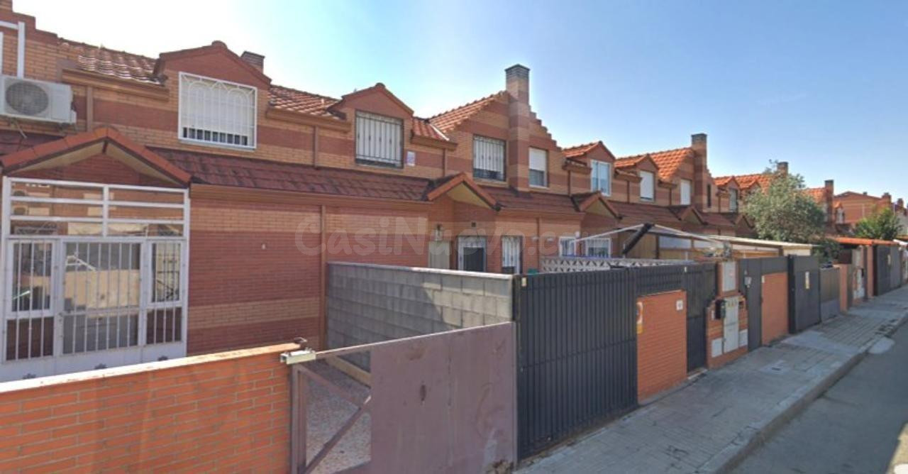 Se vende chalet OKUPA en Calle Rubén Darío 40 de Alovera (Gu - foto 3