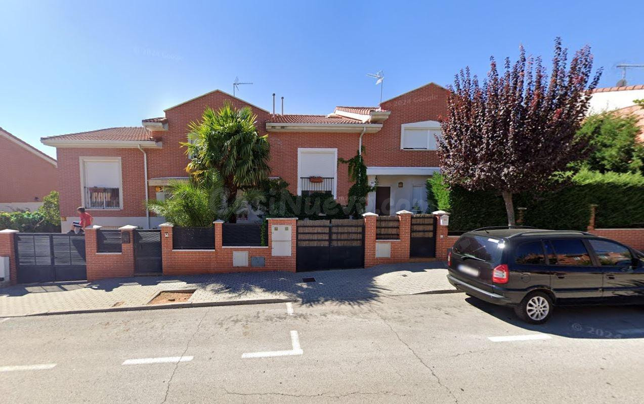 Se vende chalet OKUPA en Calle Sauce 26 de Cabanillas del Ca