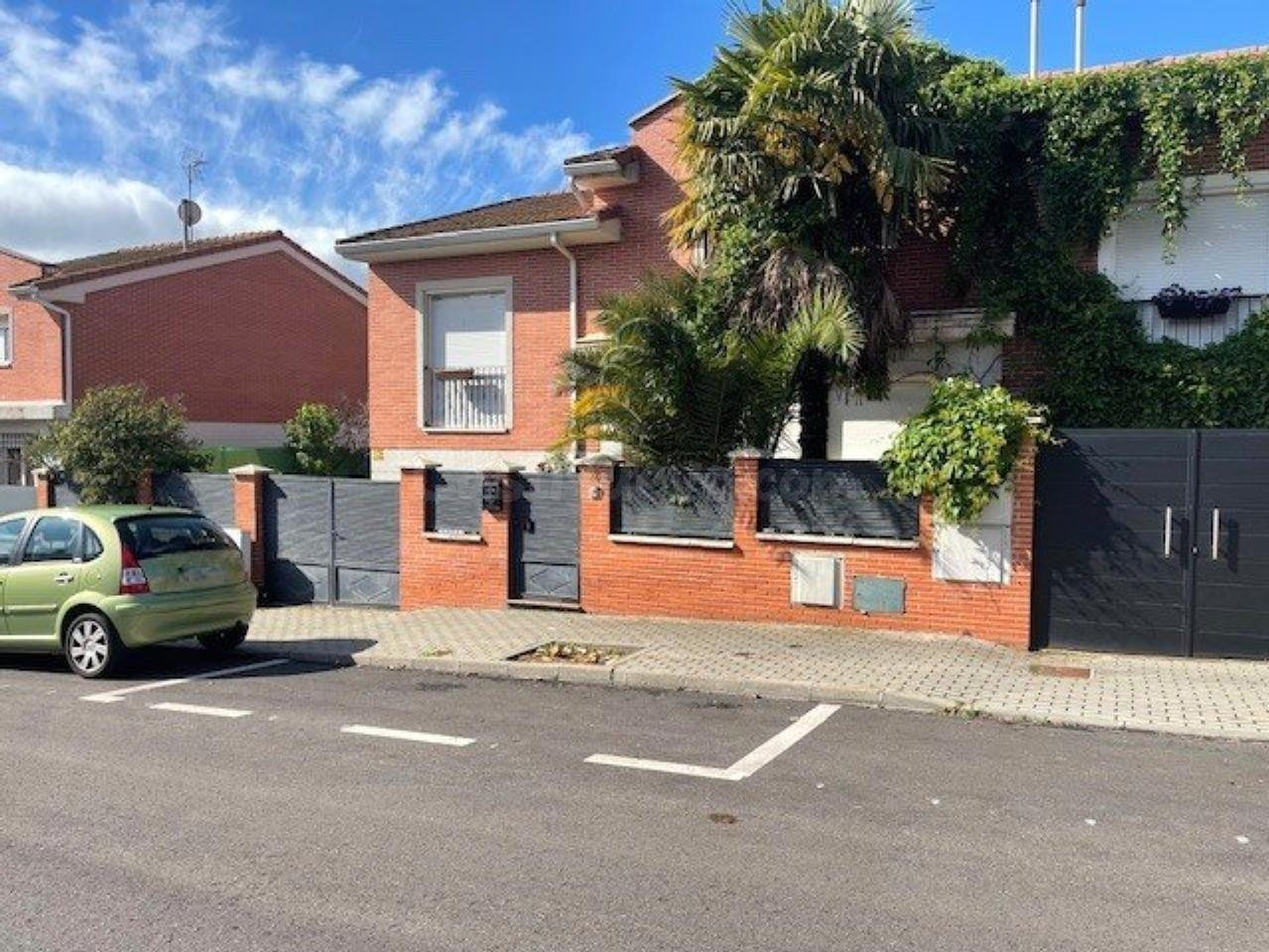 Se vende chalet OKUPA en Calle Sauce 26 de Cabanillas del Ca - foto 2