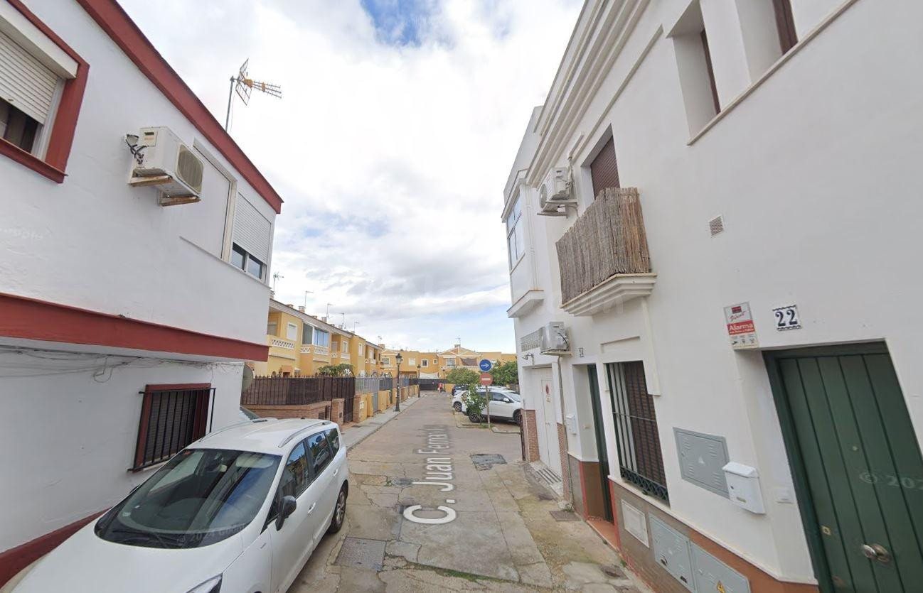 Se vende casa adosada OKUPADA en Ayamonte (Huelva).