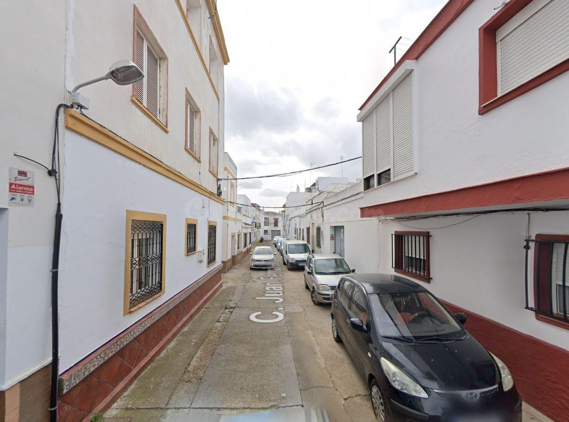 Se vende casa adosada OKUPADA en Ayamonte (Huelva). - foto 3