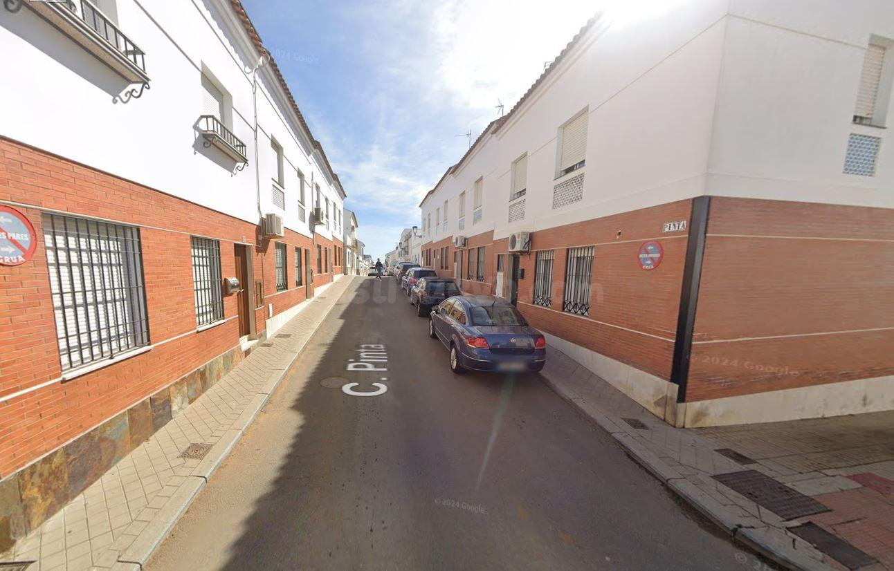 Se vende CASA INDEPENDIENTE + GARAJE OKUPADOS en en Calle Pi
