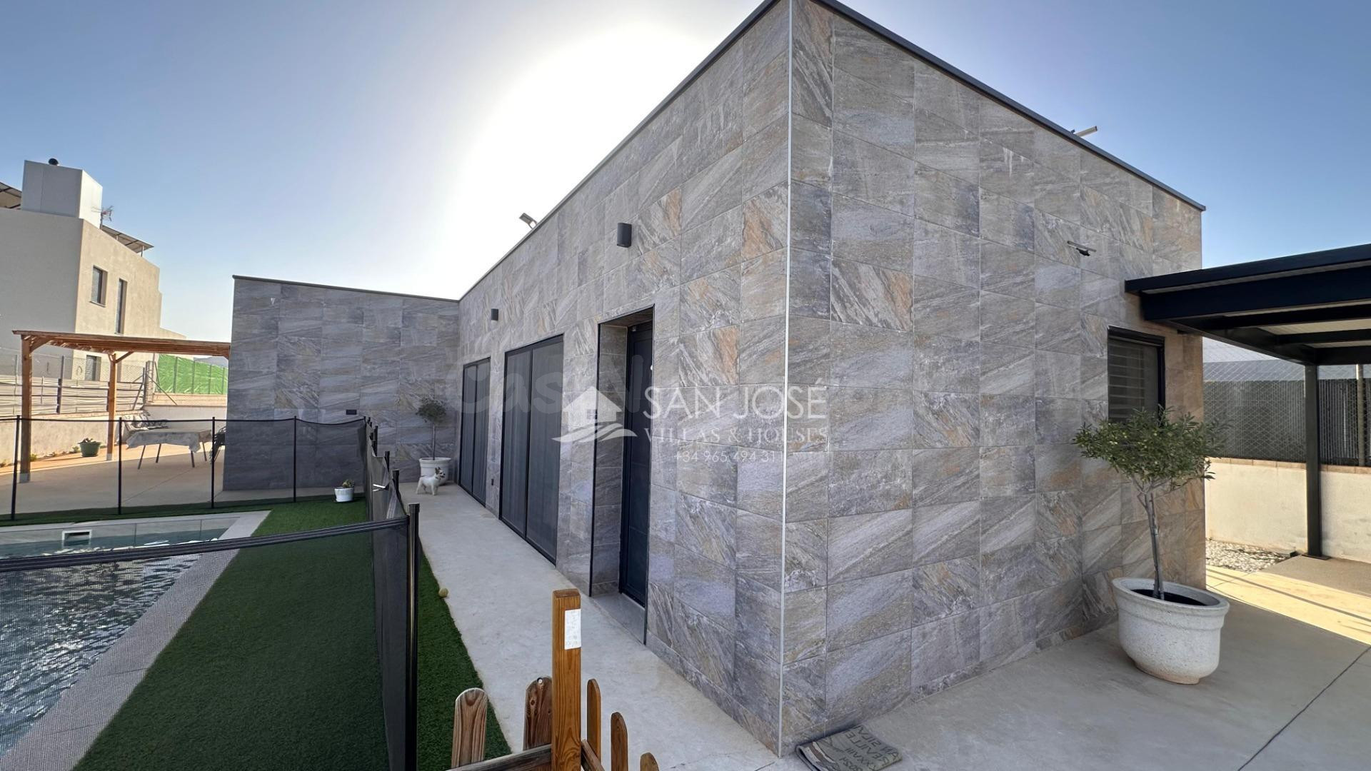 ALQUILA CHALET DE EXCELENTES ACABADOS EN URBANIZACION TRANQU - foto 2