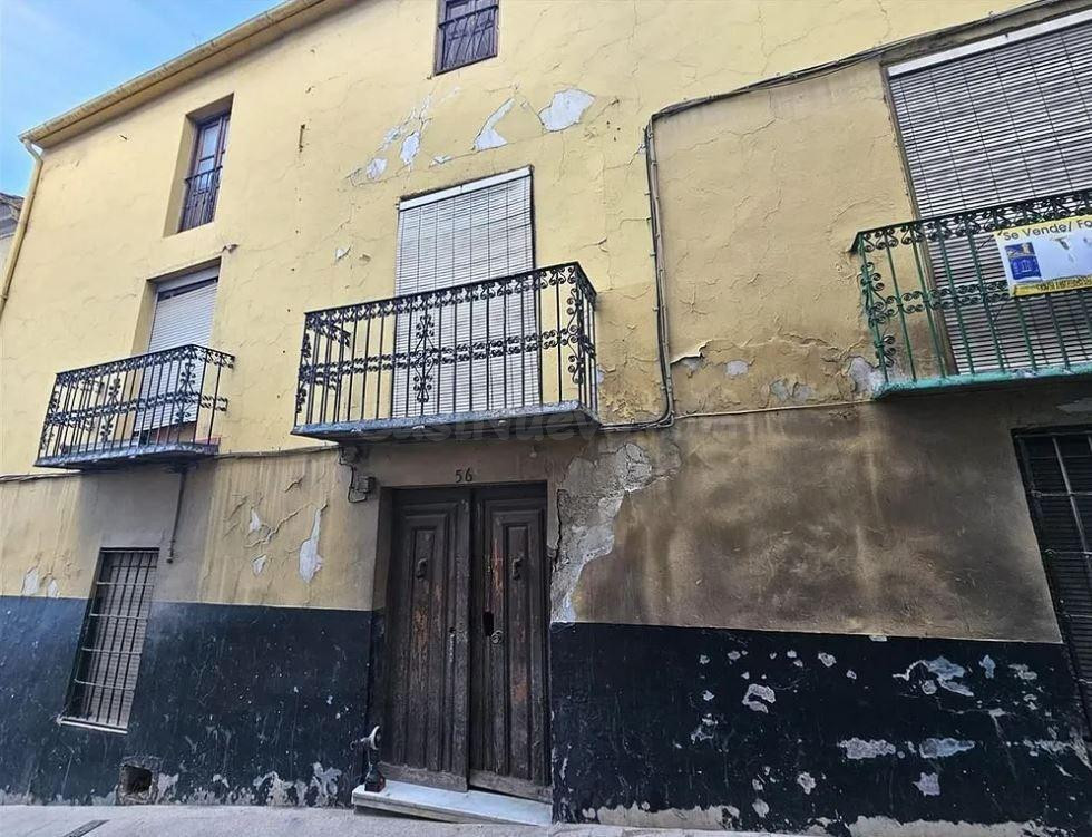 Se vende casa independiente OKUPADA en Martos (Jaén).