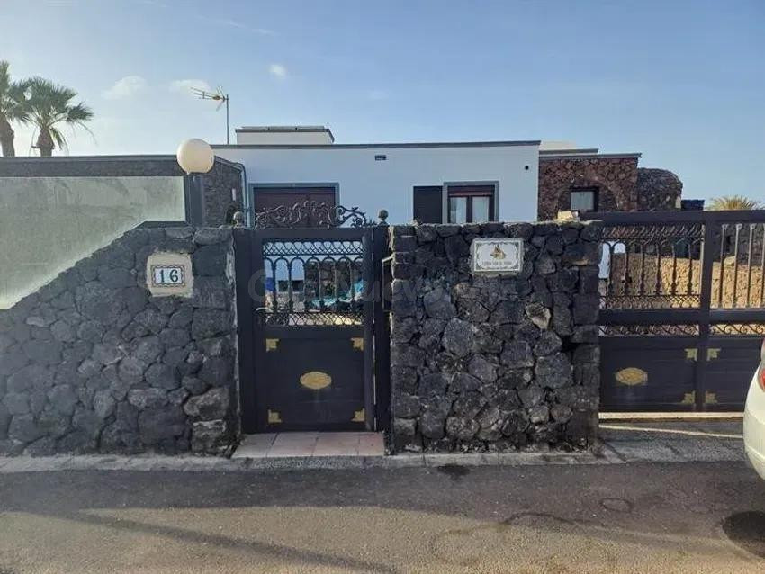 Se vende casa independiente OKUPADA en Yaiza (Las Palmas).