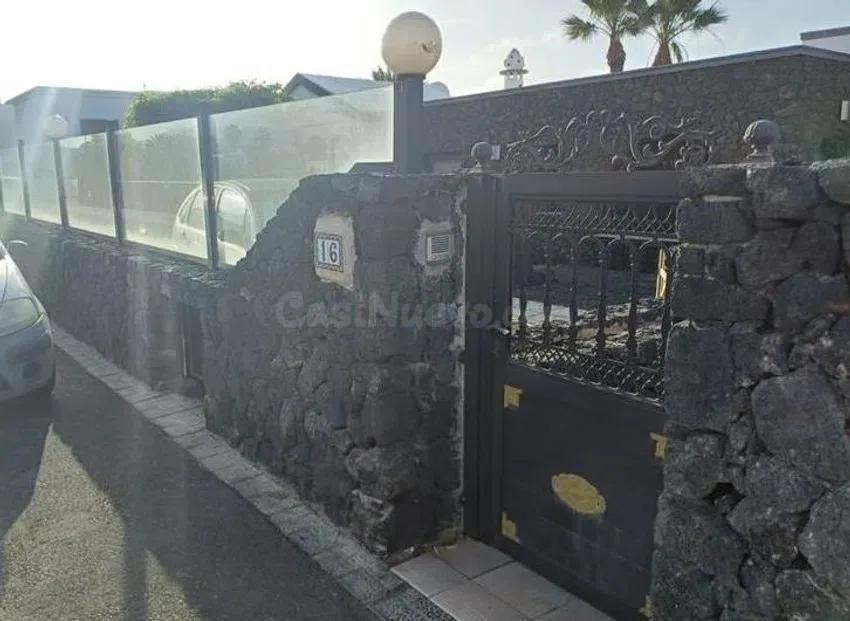 Se vende casa independiente OKUPADA en Yaiza (Las Palmas). - foto 2
