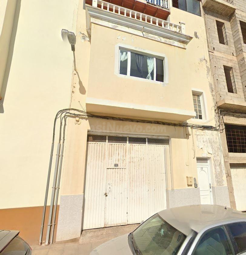 Se vende casa adosada OKUPADA en Arrecife (Las Palmas).