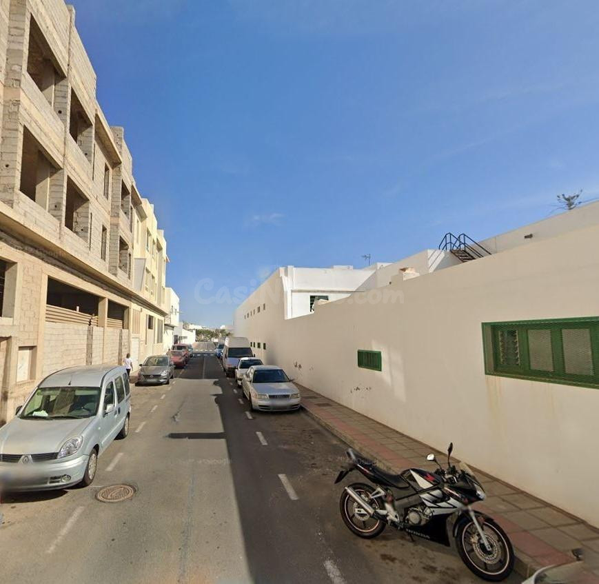 Se vende casa adosada OKUPADA en Arrecife (Las Palmas). - foto 2