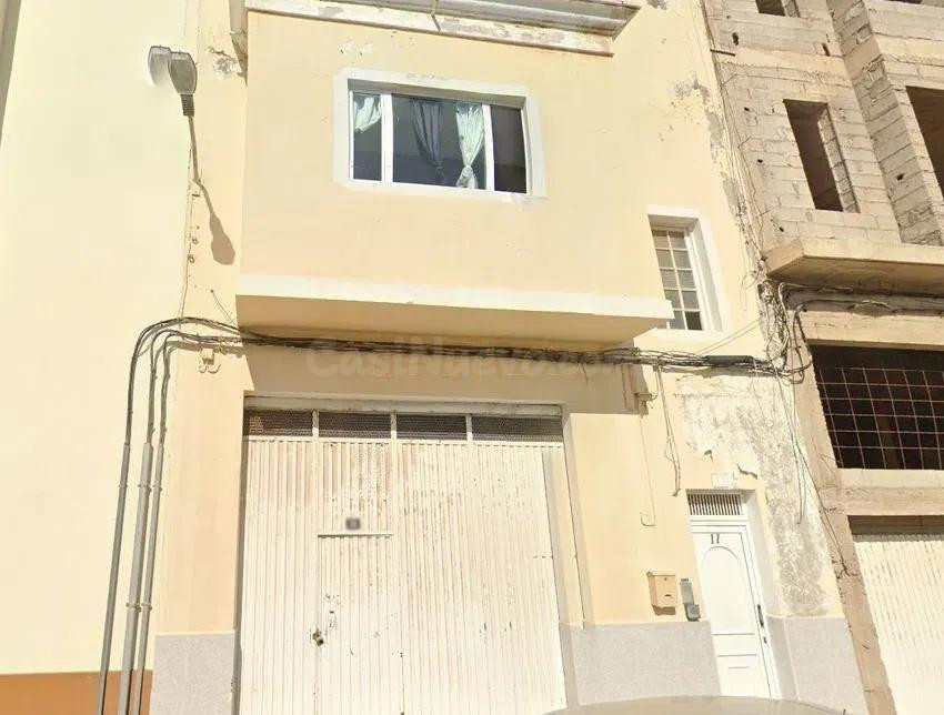 Se vende casa adosada OKUPADA en Arrecife (Las Palmas). - foto 4
