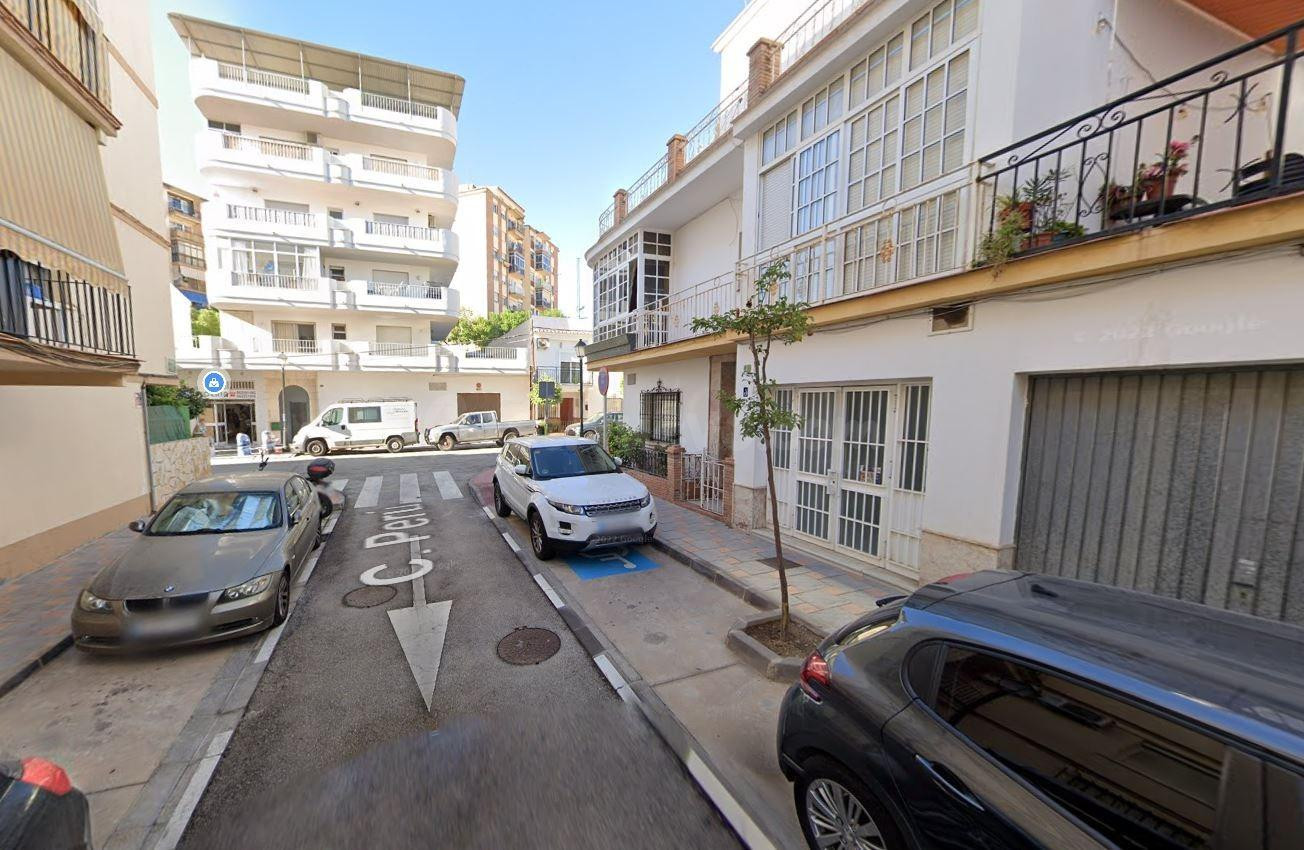 Se vende piso OKUPA en Fuengirola (Málaga). - foto 2