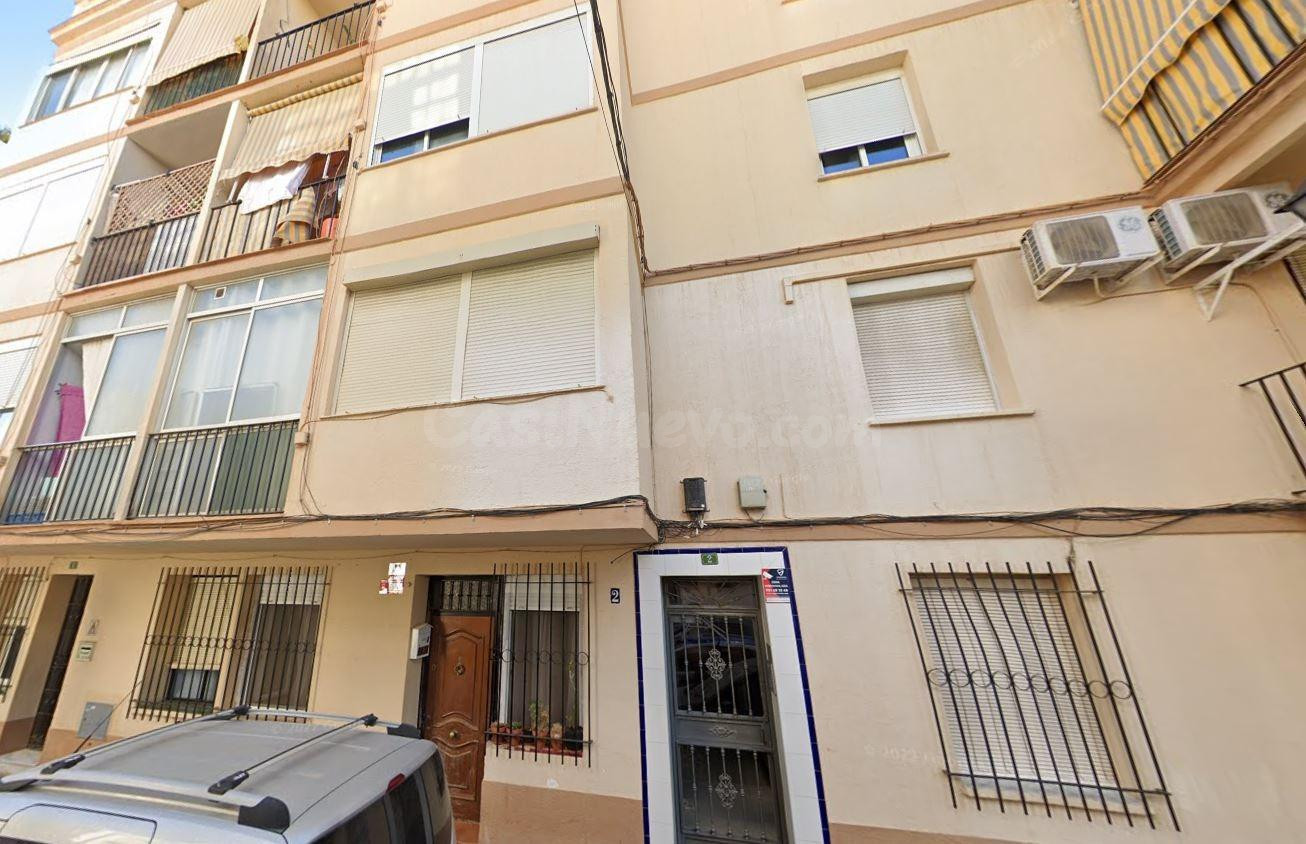 Se vende piso OKUPA en Fuengirola (Málaga). - foto 3