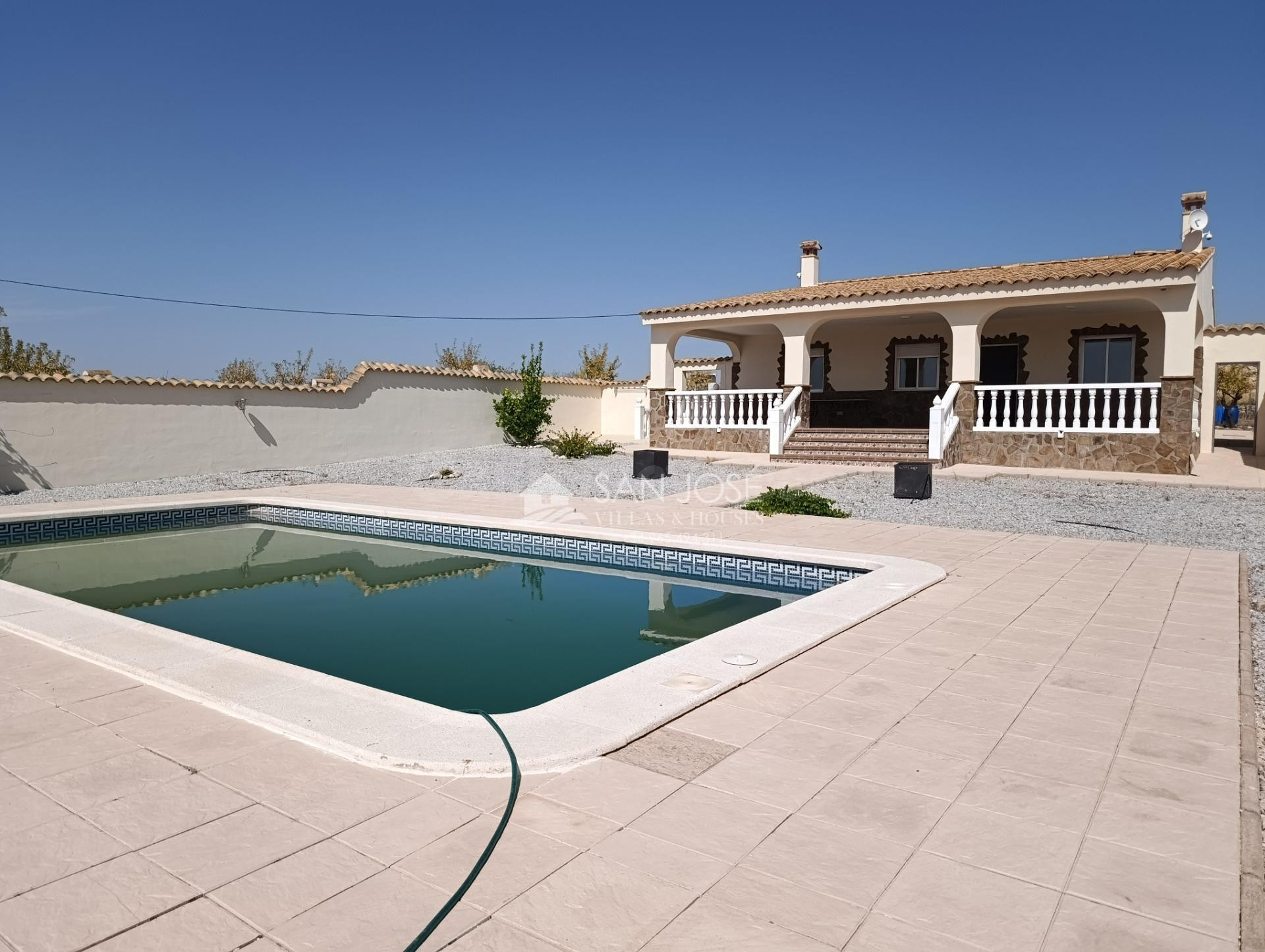 SE VENDE ESPECTACULAR CHALET EN LAS MONTAÑAS DE PINOSO - MON